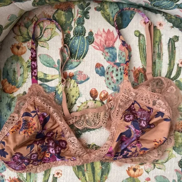 Intimately Free People Lace Floral Bralette L EUC - Picture 2 of 4